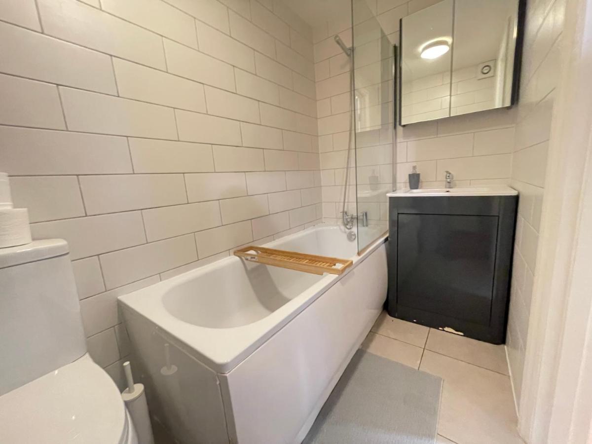 Cozy 1 Bed Apartment In Hackney Лондон Екстериор снимка